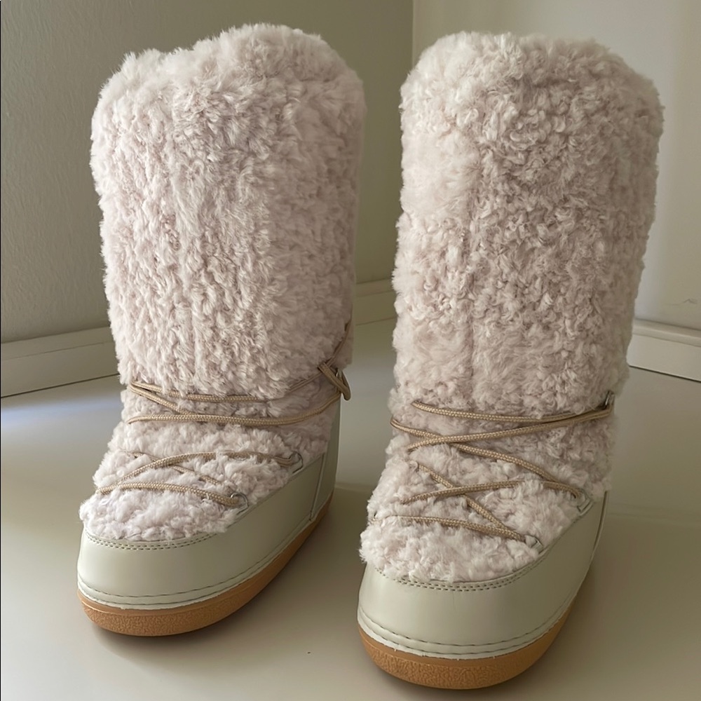 Amazon Women's Winter Boots - Cream and Tan